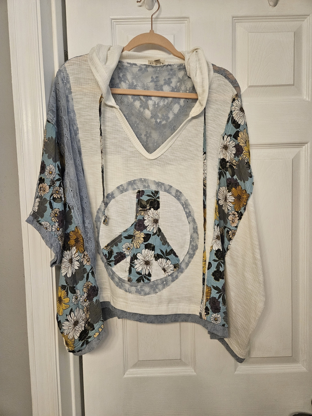POL Floral Peace Sign Patchwork V-Neck Tunic - White & Teal NWOT - Picture 2 of 6
